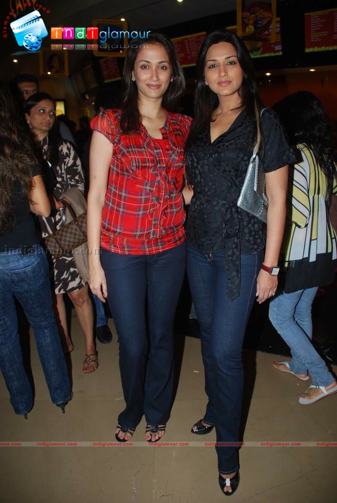 Sonali Bendre, Gayatri Joshi at Vicky Cristina Barcelona film premiere Event hd photo